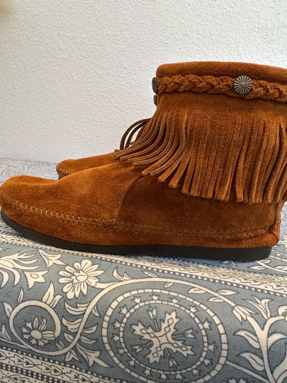 Minnetonka Fringe Bootie NWOT - Picture 4 of 11